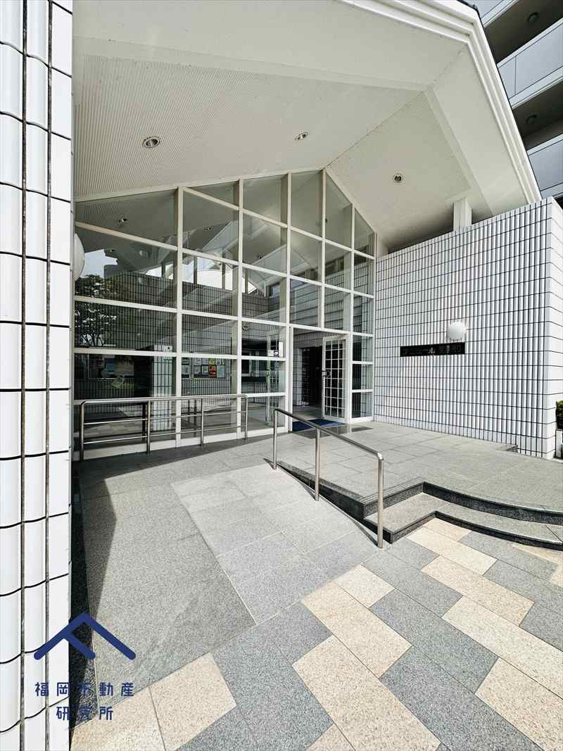 アンピール空港通り一号館のエントランス