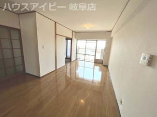 【居間・リビング】 | コーポシェイーネ7階部分！明るく広々とした玄関が魅力です♪リフォーム済みですぐに新しい生活が送れます | コーポシェイーネ7階部分！明るく広々とした玄関が魅力です♪リフォーム済みですぐに新しい生活が送れます♪