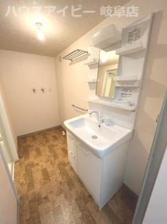 【独立洗面台】 | コーポシェイーネ7階部分！明るく広々とした玄関が魅力です♪リフォーム済みですぐに新しい生活が送れます | コーポシェイーネ7階部分！明るく広々とした玄関が魅力です♪リフォーム済みですぐに新しい生活が送れます♪