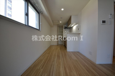 【居間・リビング】 | ラヴィベール上町台 | こちらのリビングで趣味の時間をお楽しみください