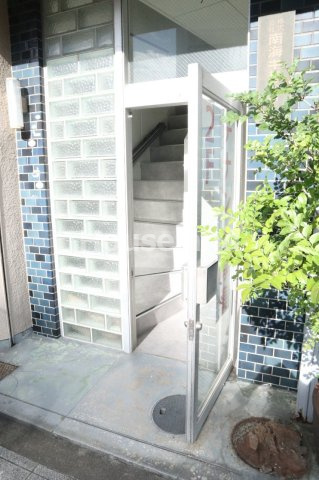 西高松ビルのエントランス