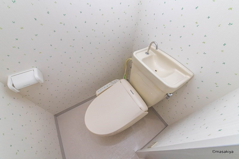 サンシティハイツのトイレ|トイレ　ウォシュレット付き。
写真は同じ建物内の別のお部屋のものです。