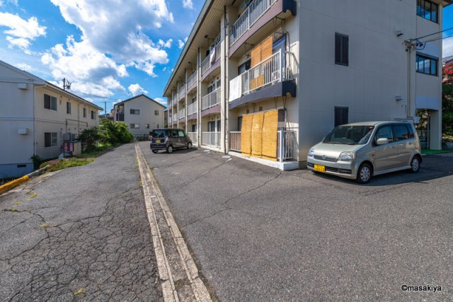 サンシティハイツの駐車場|写真は同じ建物内の別のお部屋のものです。