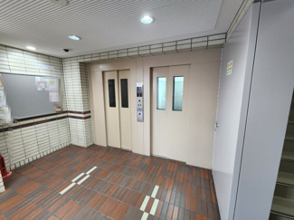【その他共用部分】 | お買い物時やベビーカーの出し入れに便利なエレベーター付です。
