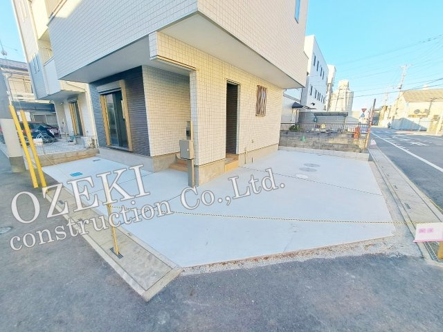 越谷市谷中町新築戸建て　プラスワンリビングのある家の駐車場