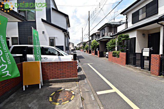 鴻巣市人形4丁目　中古一戸建ての前面道路含む現地写真