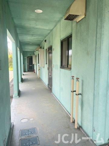 ルストーレ潟町のロビー|外壁塗装中！緑→ライトブラウンへ