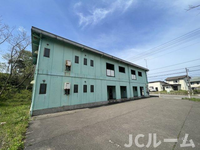 ルストーレ潟町の駐車場|外壁塗装中！緑→ライトブラウンへ