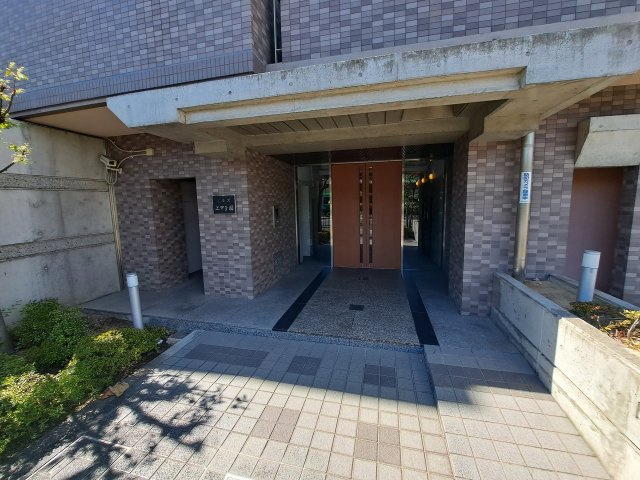 ヒルズ上甲子園のエントランス