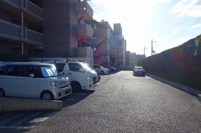 ヒルズ上甲子園の駐車場