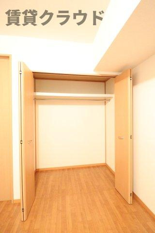 カサベルデの居間・リビング|大きな荷物もしまえる棚付きの収納スペース！