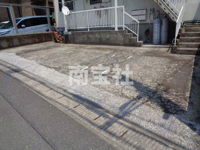 【駐車場】 | 停めやすい平面駐車場です