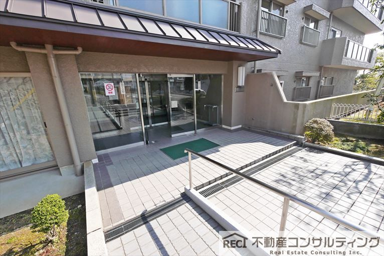 御影パーク・マンションのエントランス