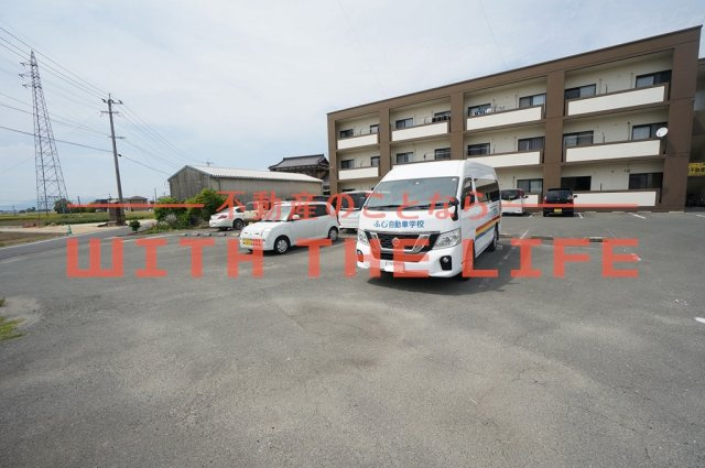 カンファート三潴 【キャッシュバック対象】の駐車場|車をお持ちの方に嬉しい駐車場付きの物件です