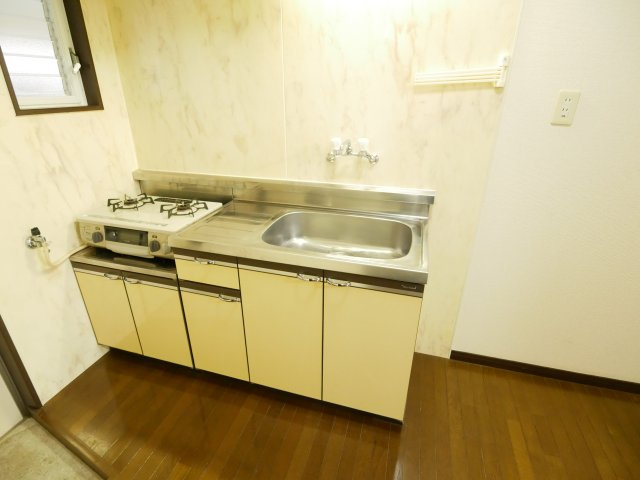 グリーンヒル壱番館のキッチン|きれいなキッチンです。ガスコンロ、冷蔵庫、電子レンジ無料貸出可能です。