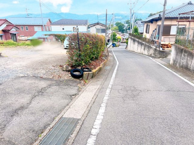 高崎市剣崎町　中古住宅の前面道路含む現地写真