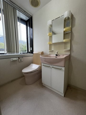 【その他】 | 大津市南比良976-8　中古戸建 | 2階トイレ洗面所