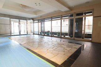 【エントランス】 | 優美な雰囲気を醸し出し、お住まいの方を心地よくお迎えします♪