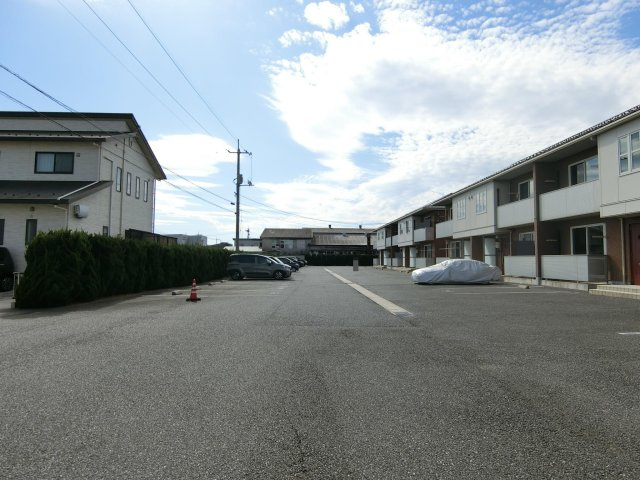 パインデュー　B棟の駐車場