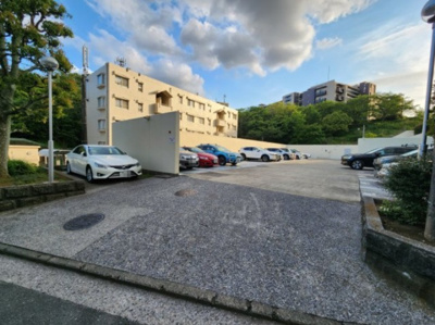 【駐車場】 | 【売主直売】コスモヒルズ磯子台 | 平置き駐車場です。