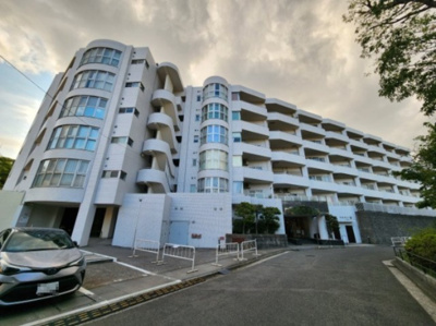 【外観】 | 【売主直売】コスモヒルズ磯子台 | 総戸数79戸、平成2年4月築、管理人は日勤勤務につき管理体制良好です♪