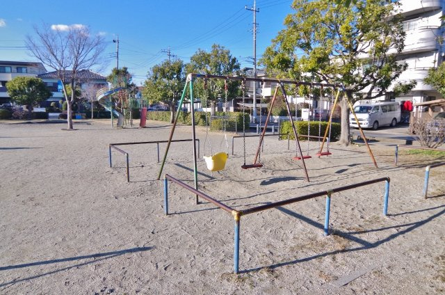 コンフォート嵯峨の周辺|歩いてすぐのところにある公園は広くてトイレもあります！
赤ちゃんも乗れるブランコや滑り台が楽しそうです♪
