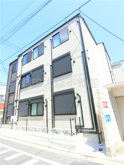 フォリロ羽田の外観|2021年3月築　木造地上3階建て総戸数12戸TVモニター付オートロックの人気賃貸アパート　京急空港線大鳥居駅近の東京都大田区萩中3丁目　CATVインターネット無料
