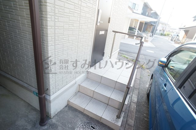 加茂戸建借家のエントランス