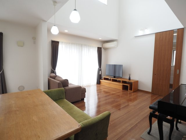 野田市つつみ野2丁目　中古住宅の居間・リビング|リビング上部の吹き抜けが、明るく開放的な空間を演出！オシャレなマイホームだと、お友達もたくさん呼びたくなりますね♪