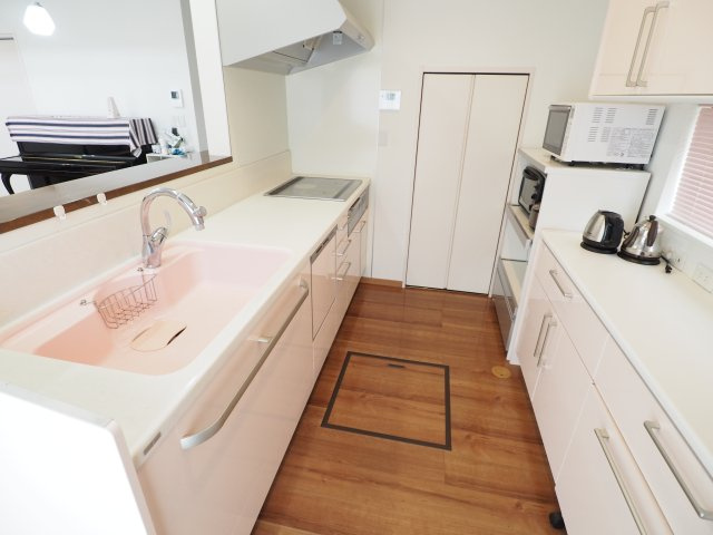 野田市つつみ野2丁目　中古住宅のキッチン|キッチンの奥にはパントリー収納があるので、まとめ買いした食品をストックできます♪