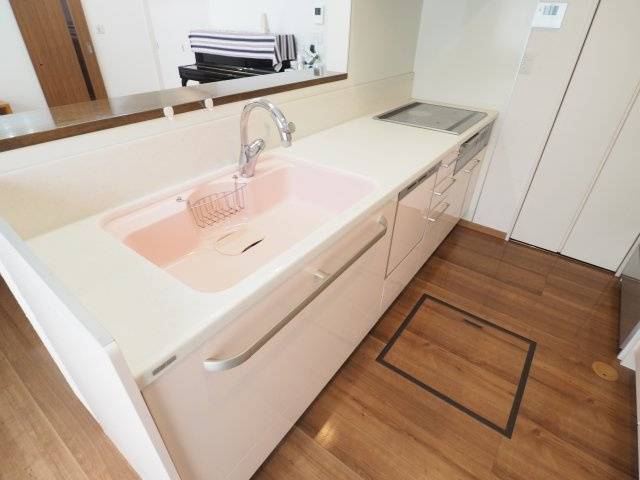 野田市つつみ野2丁目　中古住宅のキッチン|ピンク色の可愛らしいキッチンです♪