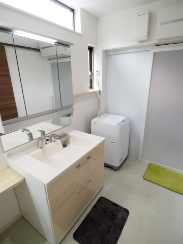 野田市つつみ野2丁目　中古住宅の洗面所|三面鏡の洗面台は、鏡裏にたっぷりとした収納スペースがあります(*´▽｀*)