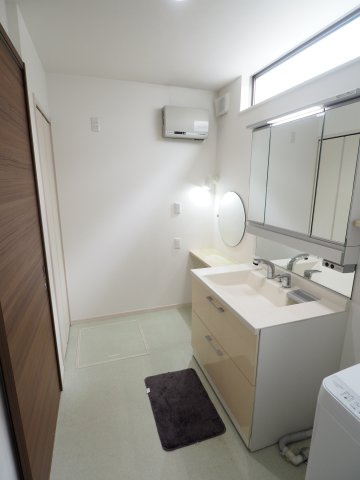 野田市つつみ野2丁目　中古住宅の洗面所|窓からの日差しも入る、明るくて清潔感のある脱衣所！！奥にはメイクスペースがあります(*´▽｀*)