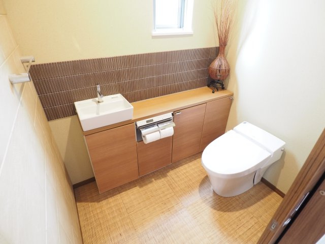 野田市つつみ野2丁目　中古住宅のトイレ|木の温もりが温かい！！ゆったりとした空間のトイレ♪