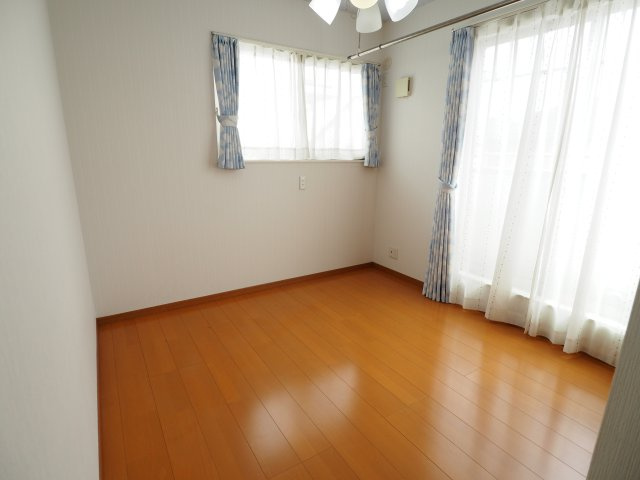 野田市つつみ野2丁目　中古住宅の洋室|二面採光で日差しがたっぷりと入る洋室です♪