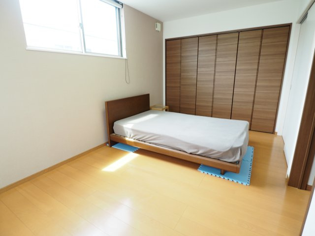 野田市つつみ野2丁目　中古住宅の洋室|ゆったりとした主寝室は、家族全員、川の字で寝ても余裕の広さ♪