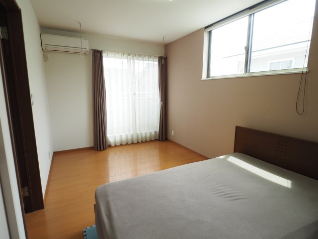 野田市つつみ野2丁目　中古住宅の洋室|天井に吊り下げ式物干しが付いているので、室内干しも大丈夫です(*´▽｀*)