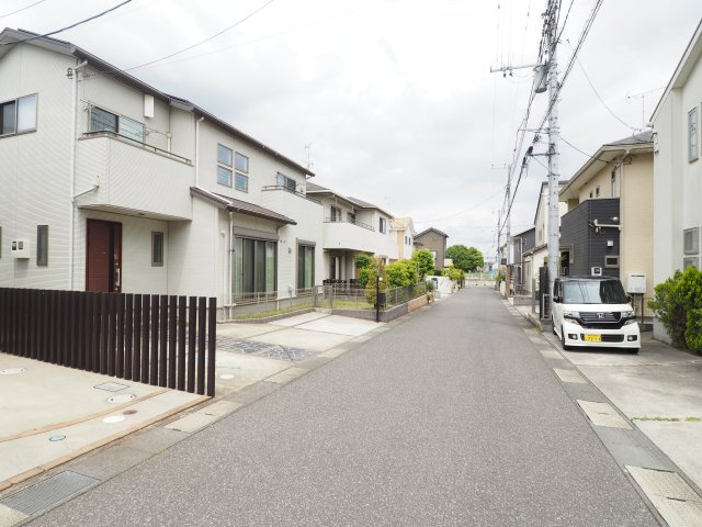 野田市つつみ野2丁目　中古住宅の前面道路含む現地写真|交通量の少ない前面道路は、小さなお子様のいるご家庭でも安心です♪