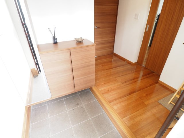 野田市つつみ野2丁目　中古住宅の玄関|木の温もりが温かい玄関です♪