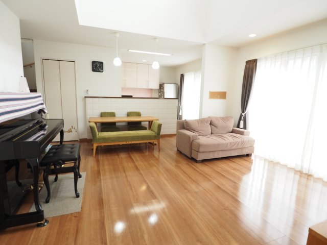 野田市つつみ野2丁目　中古住宅の居間・リビング|大きな窓から日差しのたっぷりと入るリビングです♪