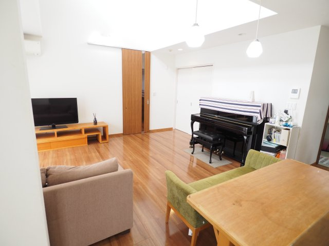 野田市つつみ野2丁目　中古住宅の居間・リビング|ダイニングテーブル、ソファー、テレビ、ピアノを置いても広々しています♪