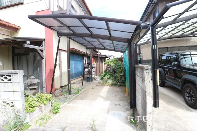 新々田戸建の駐車場
