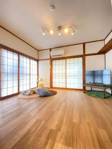 【居間・リビング】 | 下作延5丁目貸家 | 1階・南東向きリビングダイニングキッチン13帖☆専用庭に繋がる三面採光のお部屋です！エアコン付きで1年中快適に過ごせますね☆