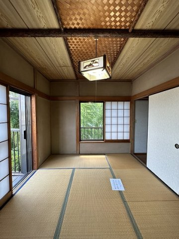 【和室】 | 下作延5丁目貸家 | 2階・南東向き和室6帖☆階段を上がって左手にある二面採光のお部屋です！バルコニーに繋がっています☆和室は冬場はコタツでほっこり♪夏は意外と涼しくて使い勝手がいいんですよ♪