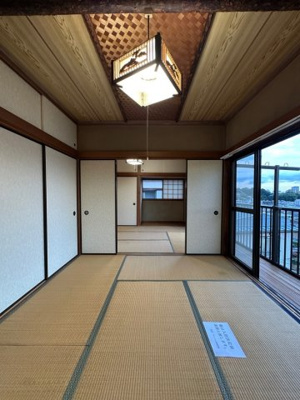 【寝室】 | 下作延5丁目貸家 | 2階・南東向き和室6帖☆天袋付き押入れがあります♪寝具をすっきり収納できるので和室は寝室にもオススメ☆