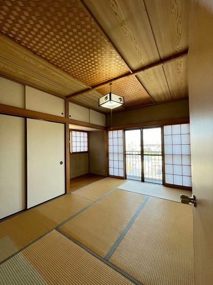 【和室】 | 下作延5丁目貸家 | 2階・南東向き和室6帖☆納戸側にある二面採光のお部屋です！こちらのお部屋もバルコニーに繋がっています！床の間にはインテリアを置いたりして楽しめますよ♪
