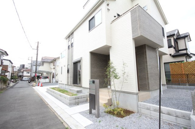 【前面道路含む現地写真】 | 三郷市戸ヶ崎3丁目4790 | 落ち着いた雰囲気の外観です