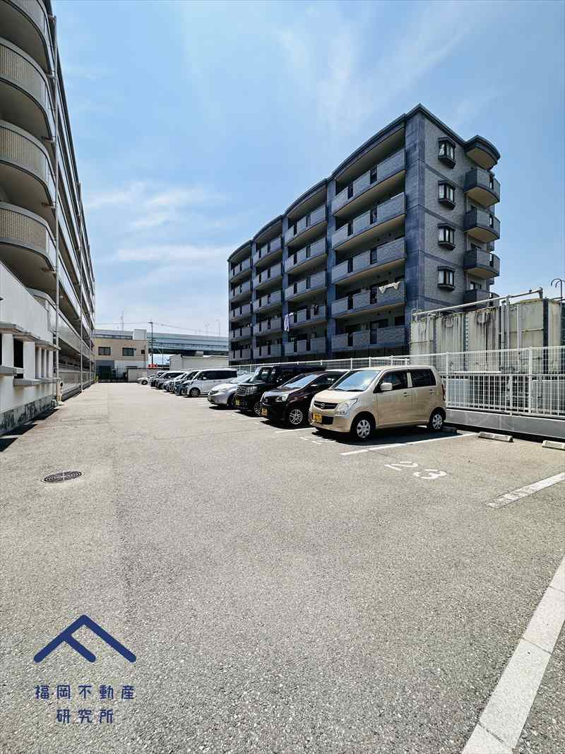 スワンマンション空港南の駐車場