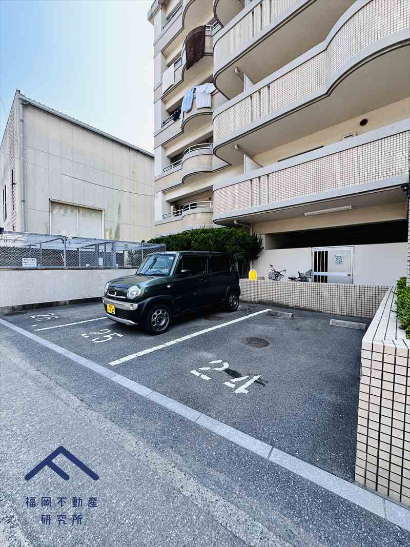 スワンマンション空港南の駐車場