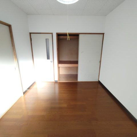 吉岡ハイツ5号棟の洋室
